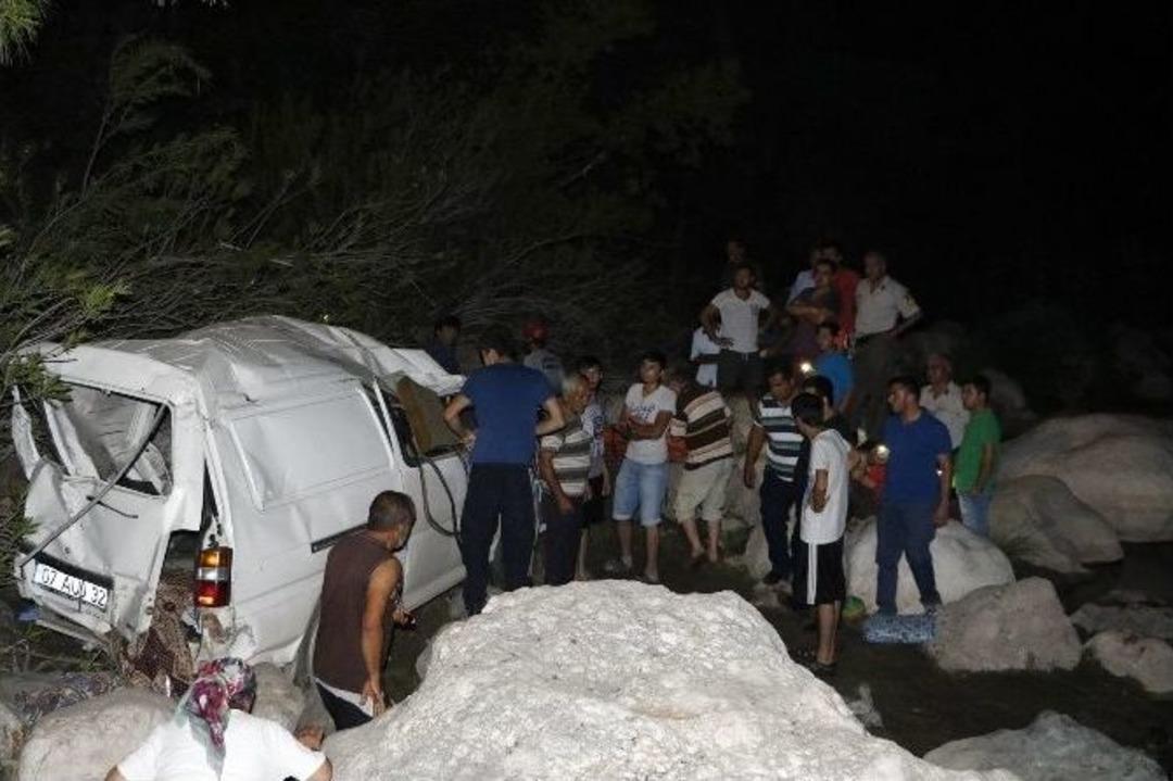 Antalya&rsquo;da Piknik D&ouml;n&uuml;ş&uuml; Kaza: 2 &Ouml;l&uuml;, 9 Yaralı