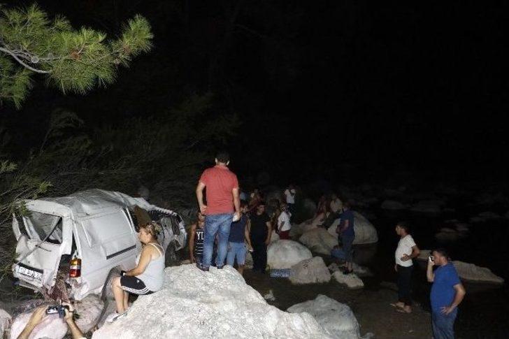 Antalya’da Piknik Dönüşü Kaza: 2 Ölü, 9 Yaralı G4