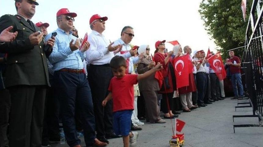 Minik Enes Bu Kez Kamyonu Demokrasi Ve Şehitler Mitinginde S&uuml;rd&uuml;