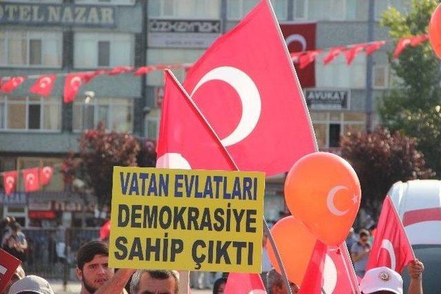 Karabük’te ‘demokrasi Ve Şehitler Mitingi’nde On Binler Meydana İndi