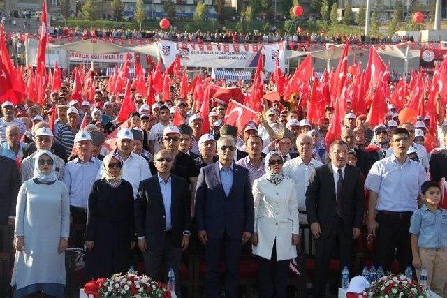 Karabük’te ‘demokrasi Ve Şehitler Mitingi’nde On Binler Meydana İndi