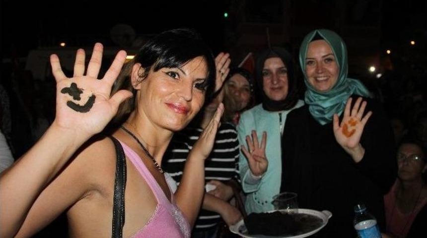 &Ccedil;anakkaleli Kadınlar Demokrasi Ve Şehitler Mitingi&rsquo;nde Ellerine Kına Yaktı