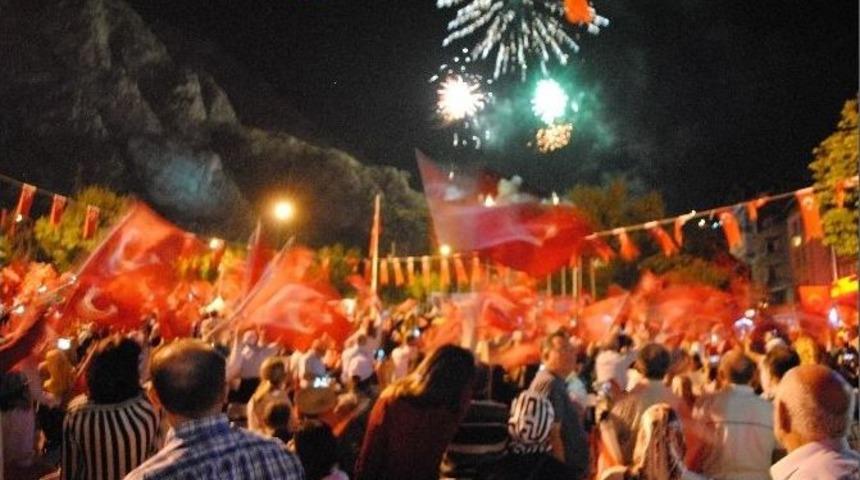 Amasya&rsquo;da Mitingde Atılan Havai Fişekler Yangın &Ccedil;ıkardı