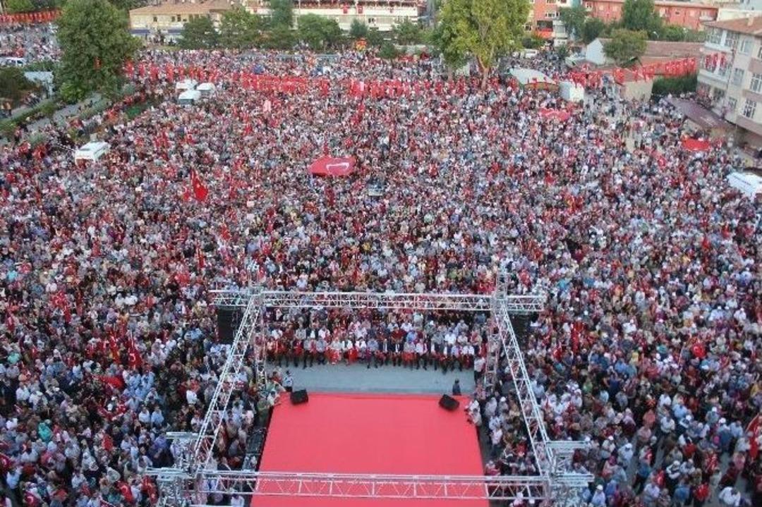 Niğde&rsquo;deki Demokrasi Mitingine Şehit Astsubay &Ouml;mer Halisdemir&rsquo;in Babası Katıldı