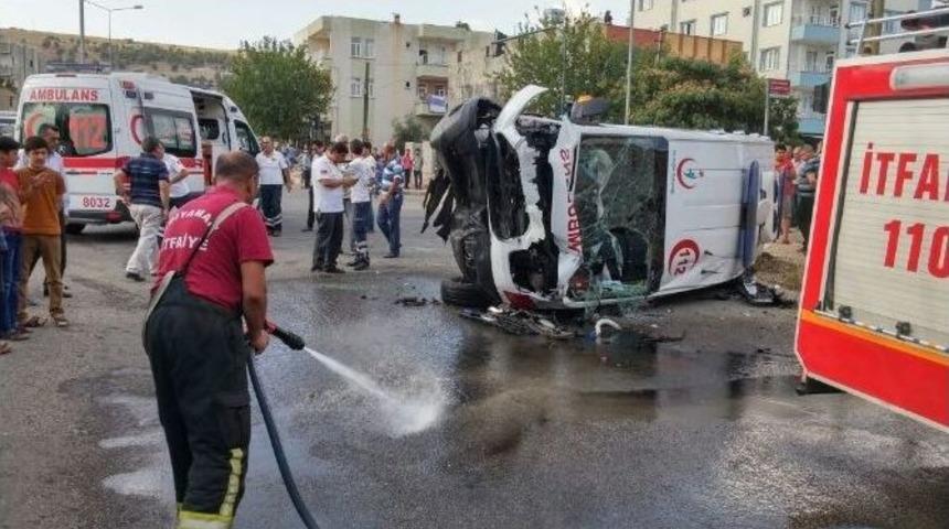 Vakaya Giden Ambulansla Hafif Ticari Ara&ccedil; &Ccedil;arpıştı: 7 Yaralı