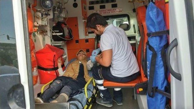 Vakaya Giden Ambulansla Hafif Ticari Araç Çarpıştı: 7 Yaralı