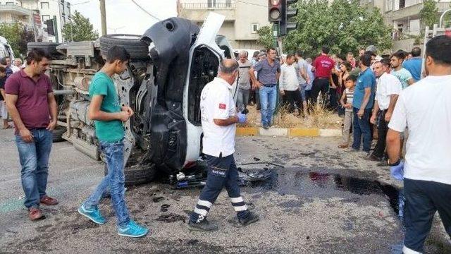 Vakaya Giden Ambulansla Hafif Ticari Araç Çarpıştı: 7 Yaralı