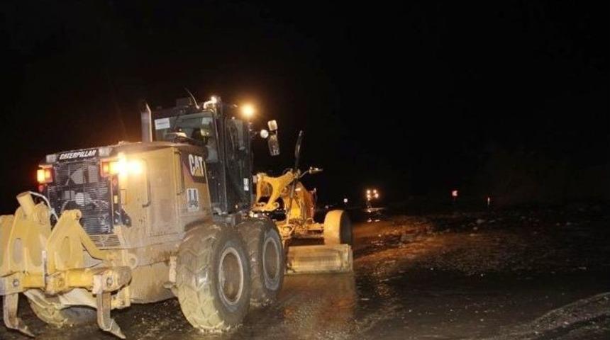 Sel Sularının Asfalta Taşıdığı Toprak Yığını Erzurum-artvin Karayolunu Trafiğe Kapadı