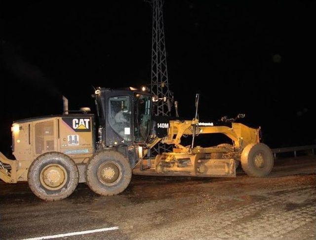 Sel Sularının Asfalta Taşıdığı Toprak Yığını Erzurum-artvin Karayolunu Trafiğe Kapadı