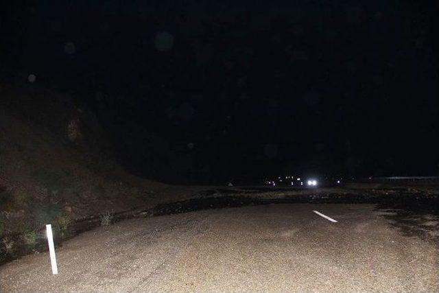 Sel Sularının Asfalta Taşıdığı Toprak Yığını Erzurum-artvin Karayolunu Trafiğe Kapadı