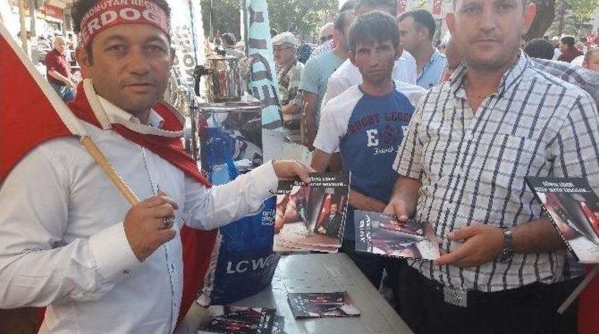 Demokrasi Mitinginde Cumhurbaşkanı Erdoğan İ&ccedil;in Yazdığı Kitaplarını &Uuml;cretsiz Dağıttı