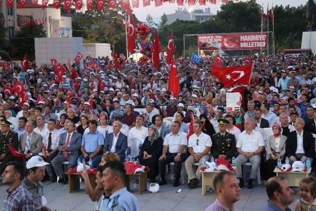 Turgutlu Demokrasi Ve Şehitler Mitinginde Tek Yürek Oldu