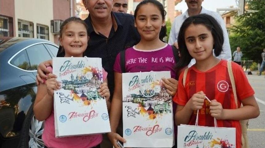 Pursaklar Belediyesi&rsquo;nden Y&uuml;zlerce &Ccedil;ocuğa Spor Malzemesi