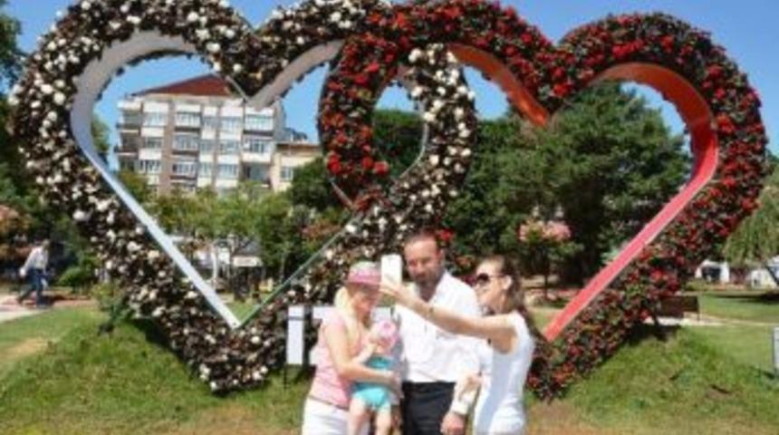 Kırgızlı Bayanların Başkan Doğan&rsquo;la &Ouml;z &Ccedil;ekim Yaptı