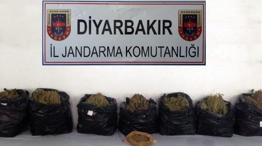 Diyarbakır&rsquo;da Y&uuml;kl&uuml; Miktarda Uyuşturucu Ele Ge&ccedil;irildi