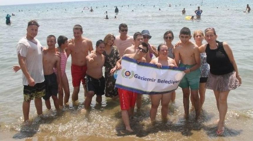 Mavi Mutluluğa Kula&ccedil; Attılar