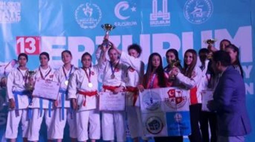 Trabzon&rsquo;un Bayan Karatecileri Erzurum&rsquo;da Yapılan Uluslararası Turnuvada Şampiyon Oldu