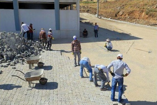 Cizre’de Yeni Mezbahana Binasında Çevre Düzenlemesi Yapıldı