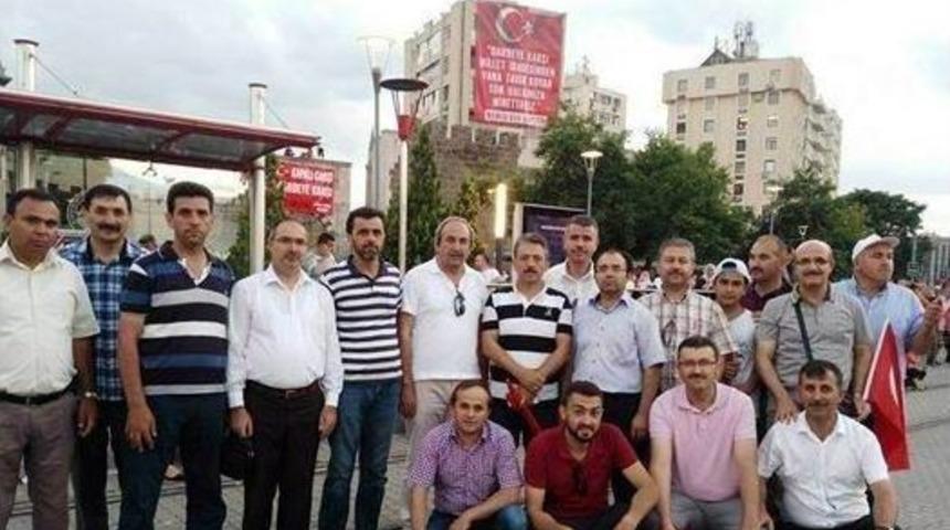 &Ouml;ğretmenler Demokrasi Meydanı&rsquo;nı Terk Etmiyor