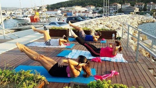 Çeşme Marina’da Yat Sahiplerine Pilates Hizmeti