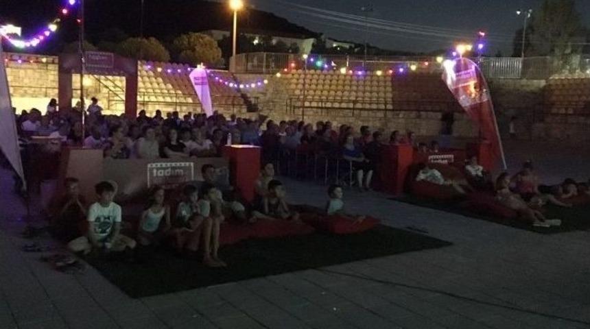 Yeni Fo&ccedil;a&rsquo;da A&ccedil;ık Hava Film G&ouml;sterimi