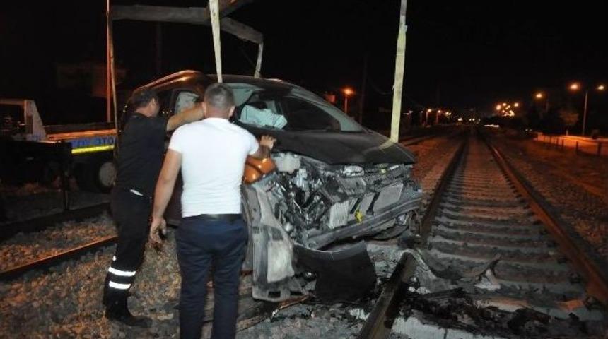 Yolun Bittiğini Anlayamadı Tren Yoluna Daldı: 3 Yaralı