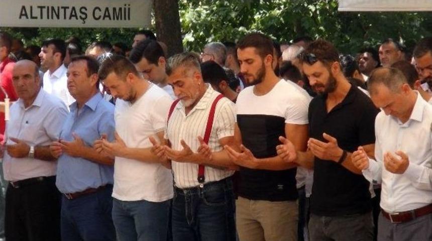 Bı&ccedil;aklanarak &Ouml;ld&uuml;r&uuml;len Gen&ccedil; Sporcu Toprağa Verildi