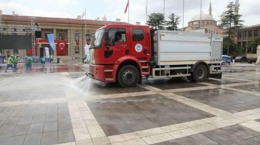 Demokrasi Nöbeti Tutulan Meydan Gül Suyu Ve Dezenfektanlarla Temizleniyor