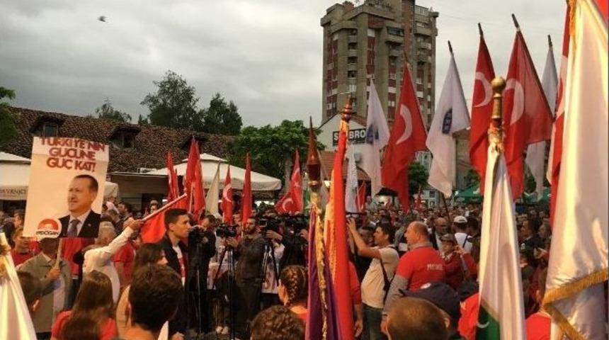 Sırbistan&rsquo;da Demokrasi Ve Şehitler Mitingi&rsquo;ne Destek Mitingi D&uuml;zenlendi