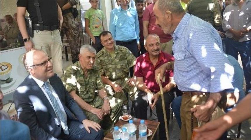 Yaşlı Adamın Devlet Sevgisi Vali Ve Paşayı Duygulandırdı