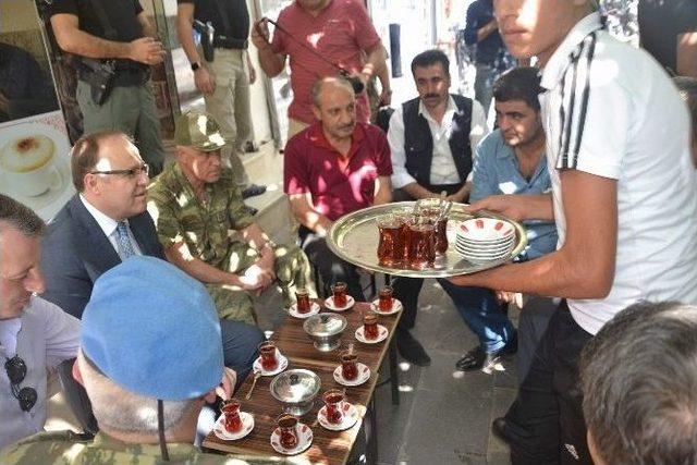 Yaşlı Adamın Devlet Sevgisi Vali Ve Paşayı Duygulandırdı 1