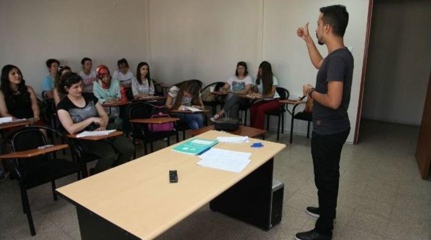 Engelleri Ortadan Kaldırmak İ&ccedil;in &lsquo;işaret Dili&rsquo; &Ouml;ğreniyorlar