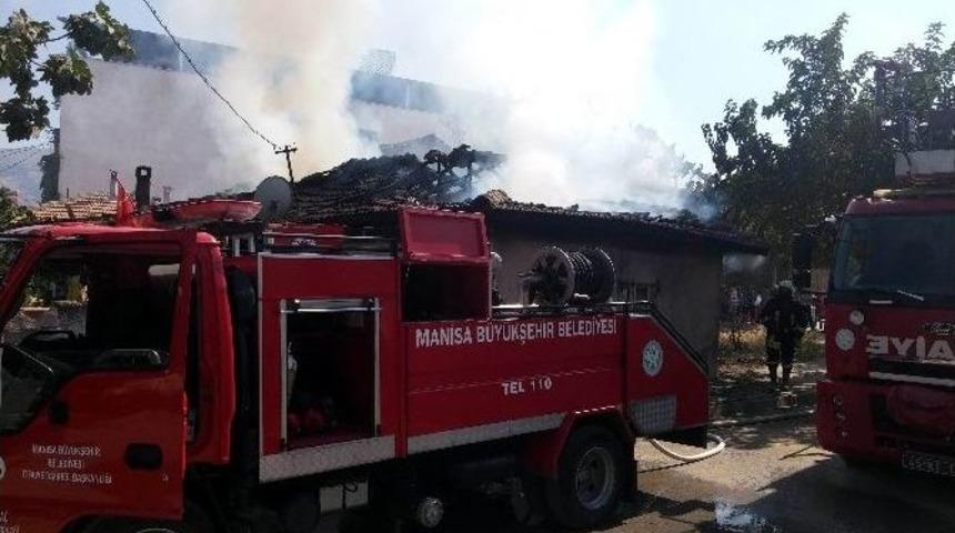 Manisa&rsquo;da Ahşap Ev K&uuml;l Oldu