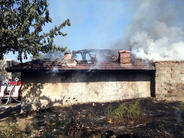 Manisa’da Ahşap Ev Kül Oldu