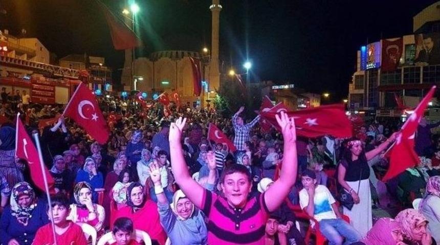 Develi&rsquo;de Demokrasi Ve Şehitler Mitingi Coşkusu