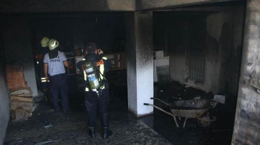 Sitenin Deposunda &Ccedil;ıkan Yangın Korkuttu