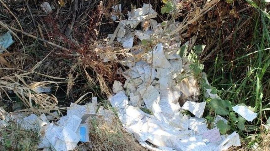 Yol Kenarına Atılmış Fethullah G&uuml;len Kitapları Bulundu