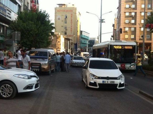 Halk Otobüsü Yaşlı Adamı Kaldırıma Sıkıştırdı