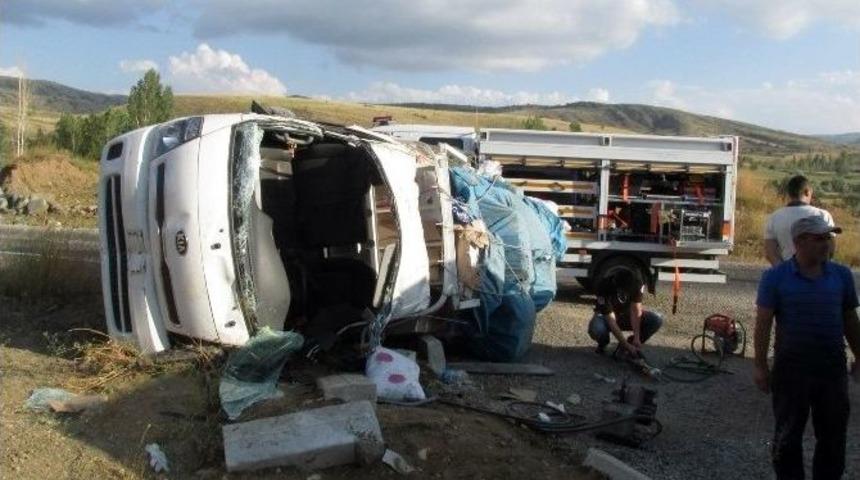 G&uuml;m&uuml;şhane&rsquo;de Trafik Kazası: 3 Yaralı