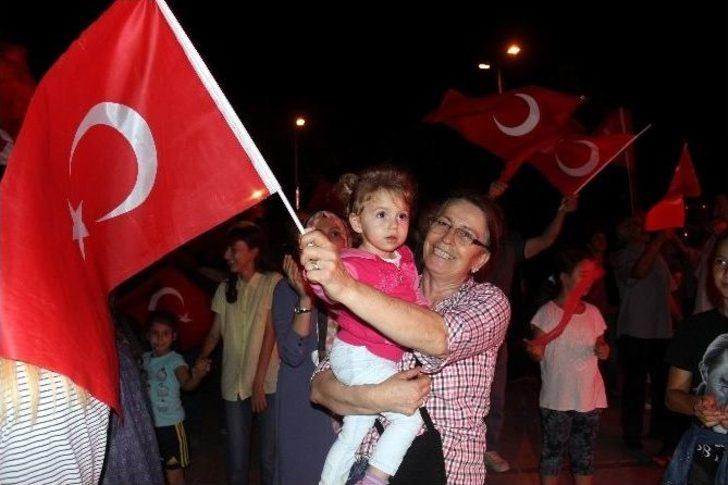 Demokrasi Nöbeti Coşkuyla Sürüyor G3