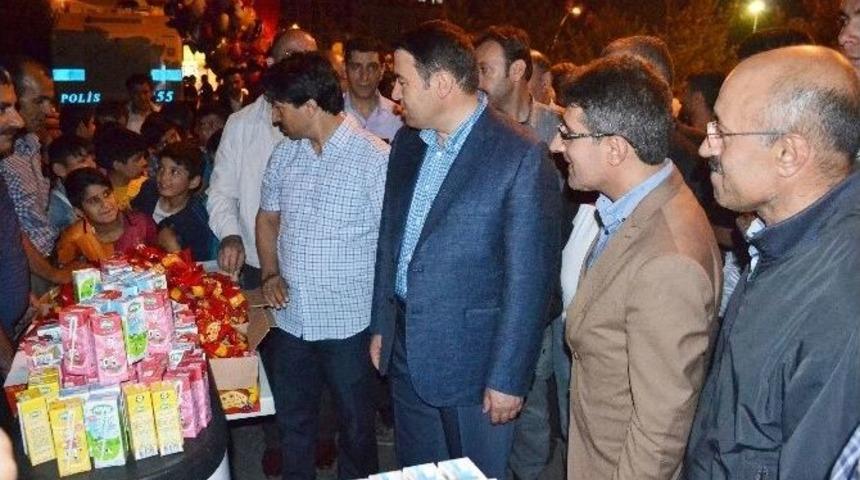 Demokrasi N&ouml;bet&ccedil;ilerine S&uuml;t Ve Kek Dağıtıldı