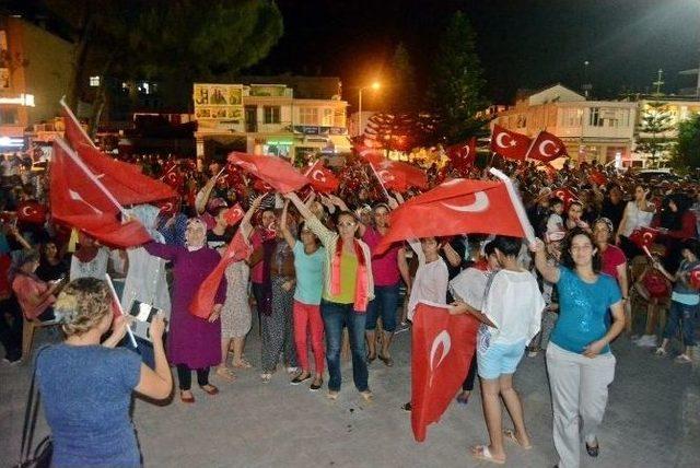 Demre’de ’demokrasi Nöbeti’ İlk Günkü Gibi Devam Ediyor