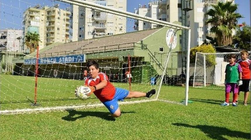 Muratpaşa Belediyesi Geleceğin Kalecilerini Yetiştiriyor