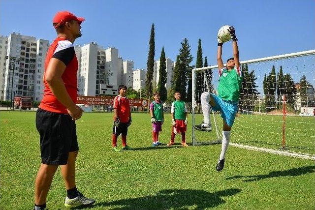 Muratpaşa Belediyesi Geleceğin Kalecilerini Yetiştiriyor