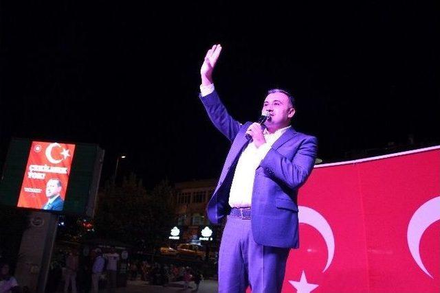 Develi Halkı Gündüz İşinde Gece Demokrasi Nöbetinde