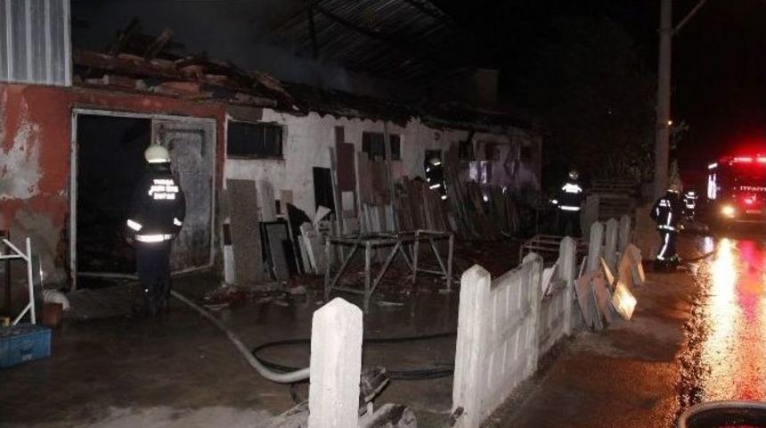 Mermer At&ouml;lyesinde Korkutan Yangın: 1 Ağır Yaralı