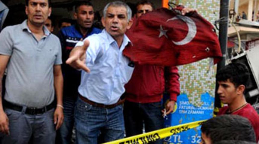 Yanmış bayrakla protesto yürüyüşü