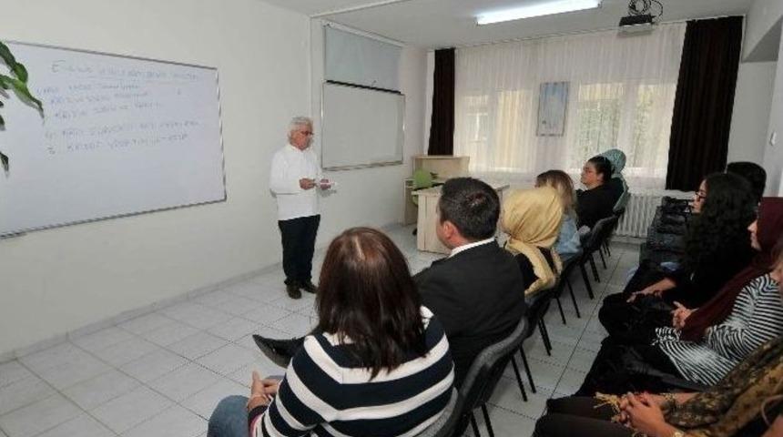 Ke&ccedil;i&ouml;renliler Bir Bilene Danışıyorlar