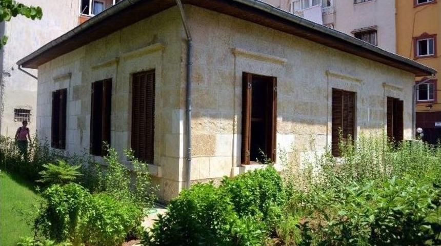 Akdeniz&rsquo;de Yıkılmak &Uuml;zere Olan Tarihi Ev Yeniden Doğdu