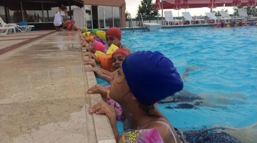 Kartepe Bilgi Evi Öğrencileri Yüzme Havuzunda